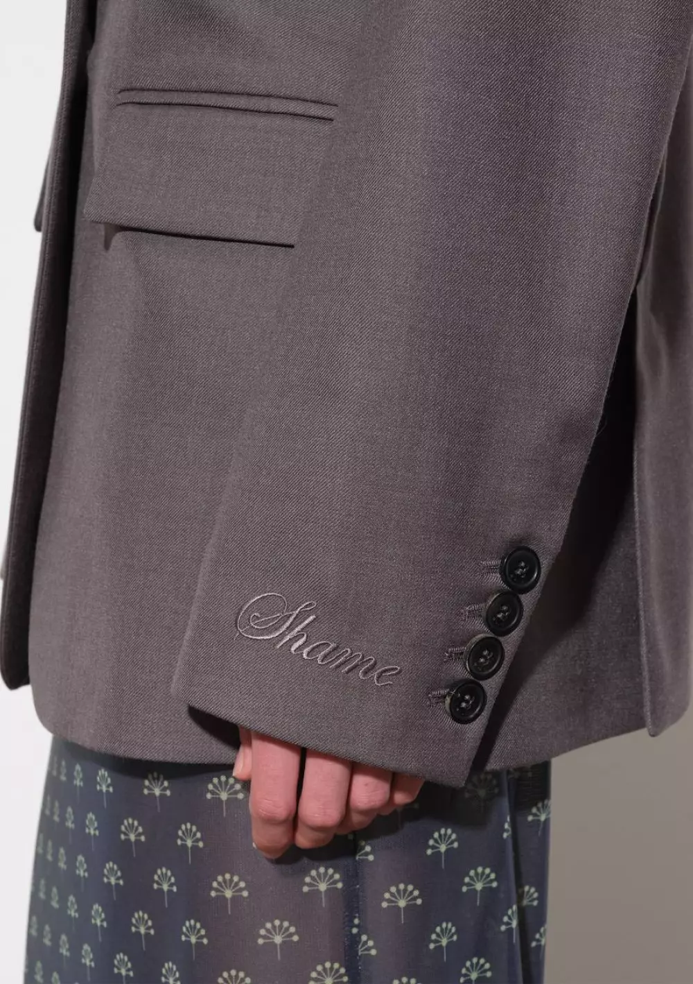 Серый жакет с вышивкой бренда