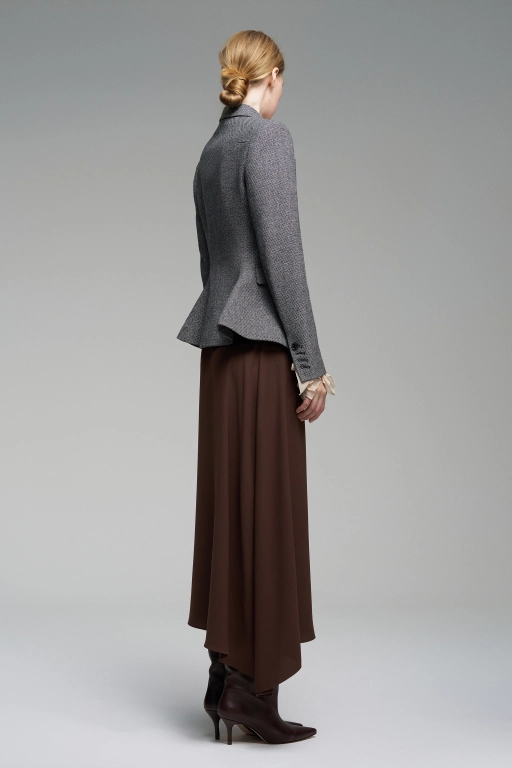 Приталенный жакет с архитектурной баской