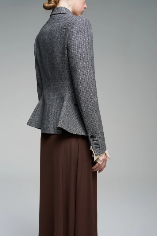 Приталенный жакет с архитектурной баской