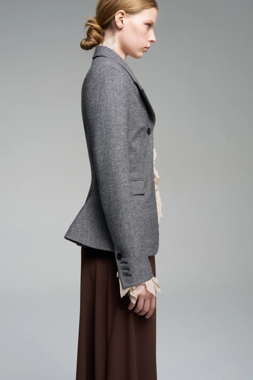 Приталенный жакет с архитектурной баской