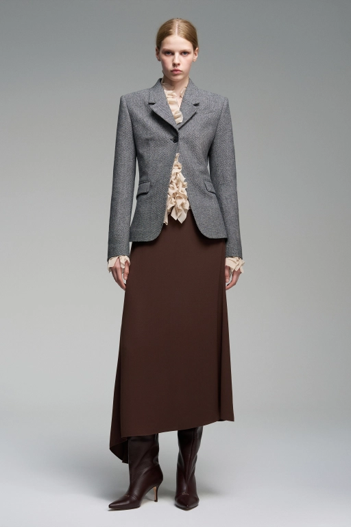 Приталенный жакет с архитектурной баской