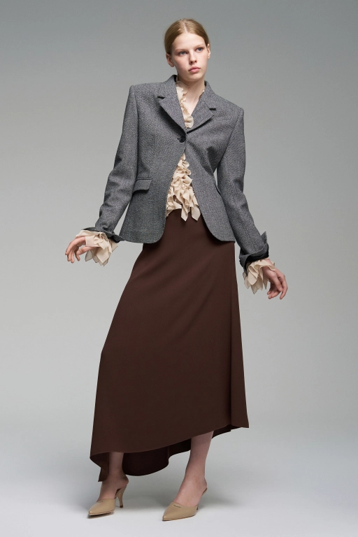 Приталенный жакет с архитектурной баской