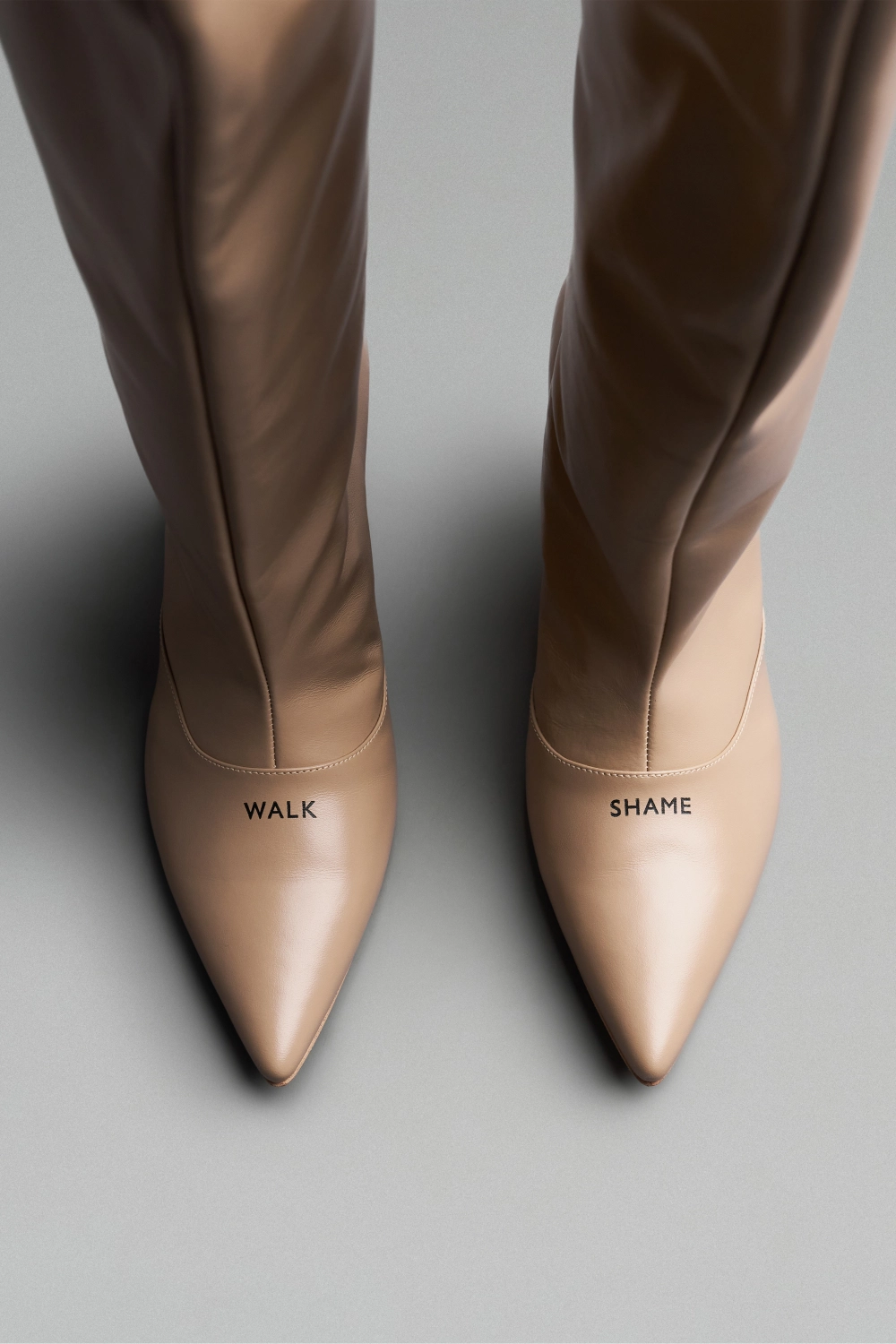 Бежевые высокие сапоги